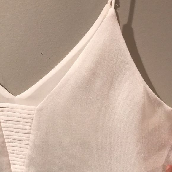 EXPRESS Cream V Cut-Out Front Cami Top - Picture 4 of 7